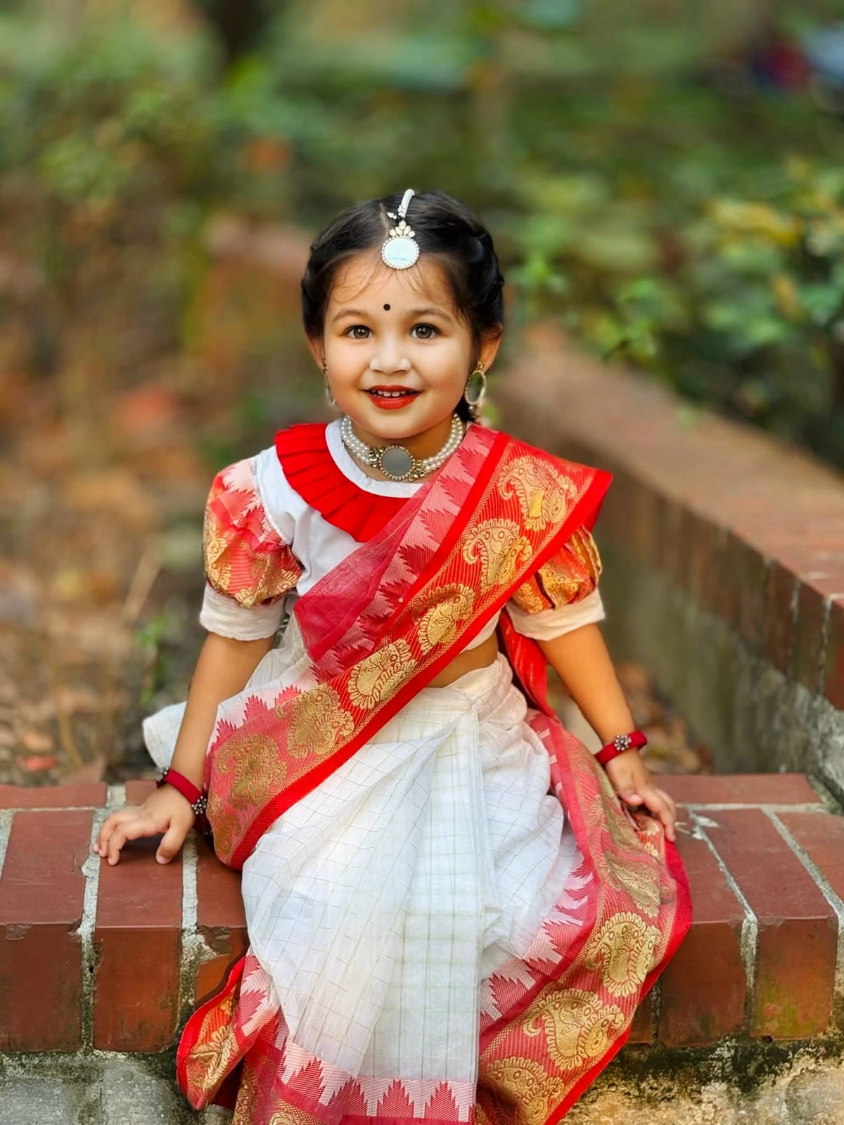 রেডি টু ওয়্যার মাদুরাই বেবি শাড়ি (লাল-সাদা)