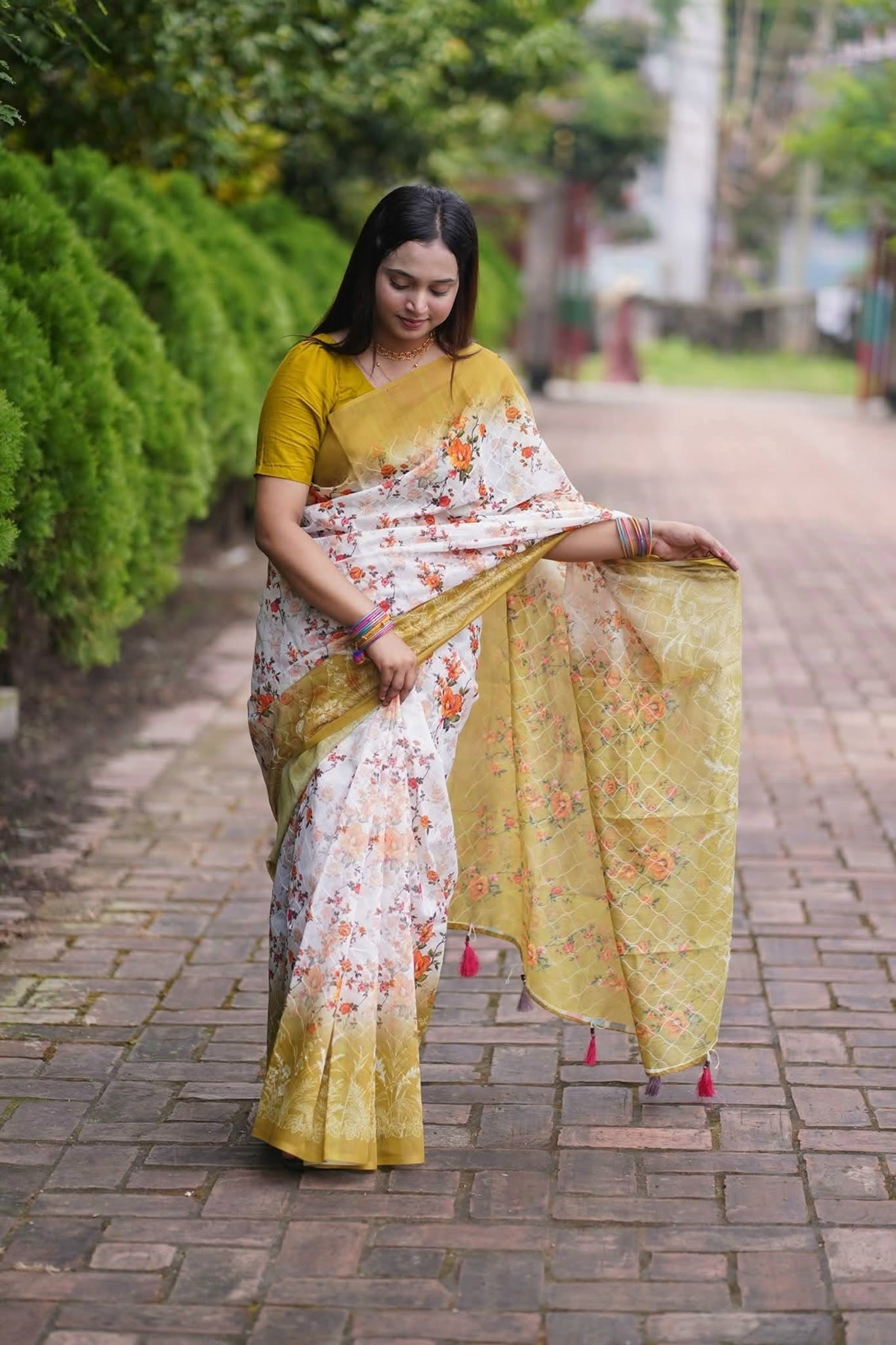 প্রিমিয়াম চন্দ্রি সিল্ক ডিজিটাল প্রিন্ট এমব্রয়ডারি শাড়ি টারসেল সহ