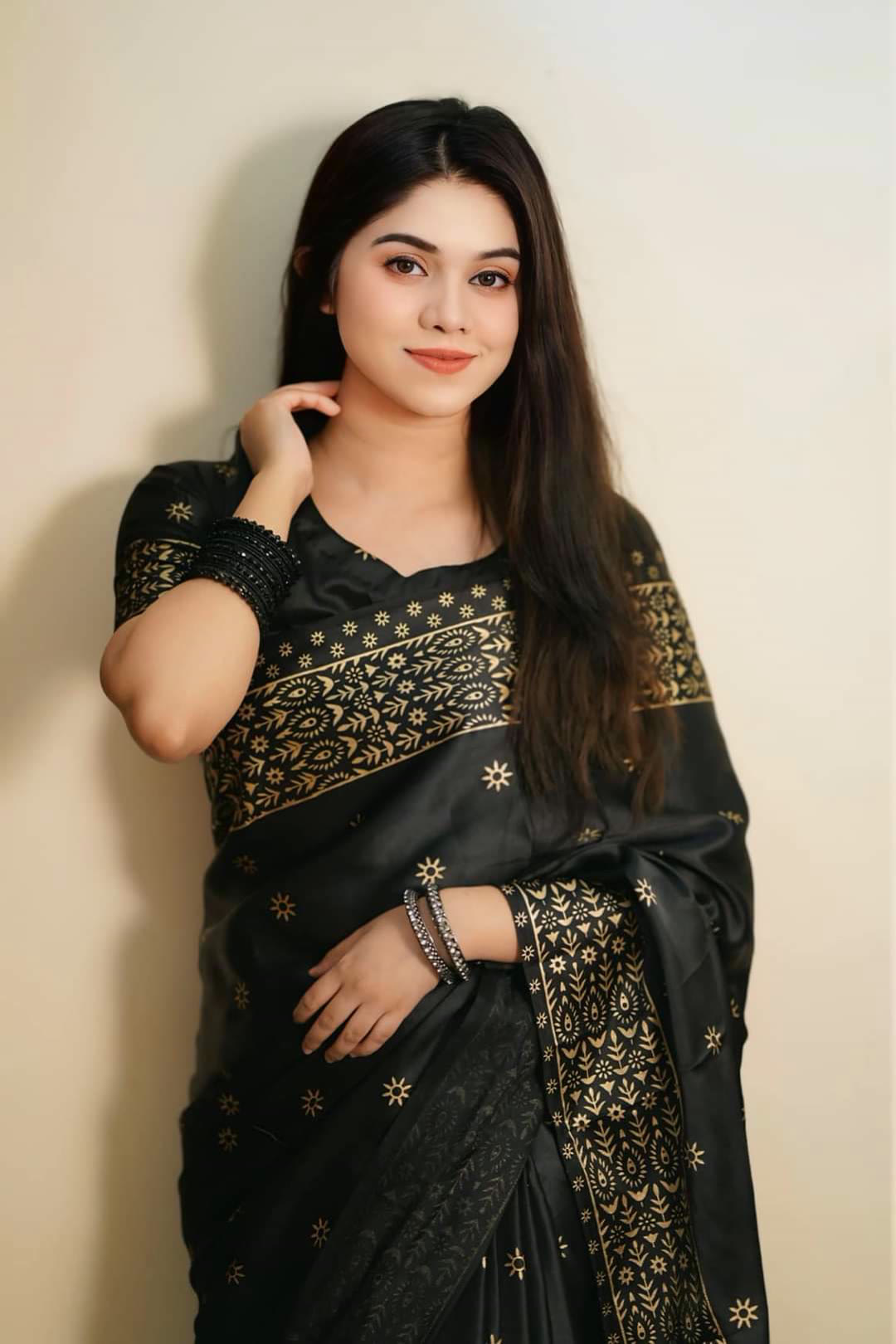 ট্রেন্ডি ডিজাইনের প্রিমিয়াম হাফ সিল্ক শাড়ি উইথ ব্লাউজ পিস