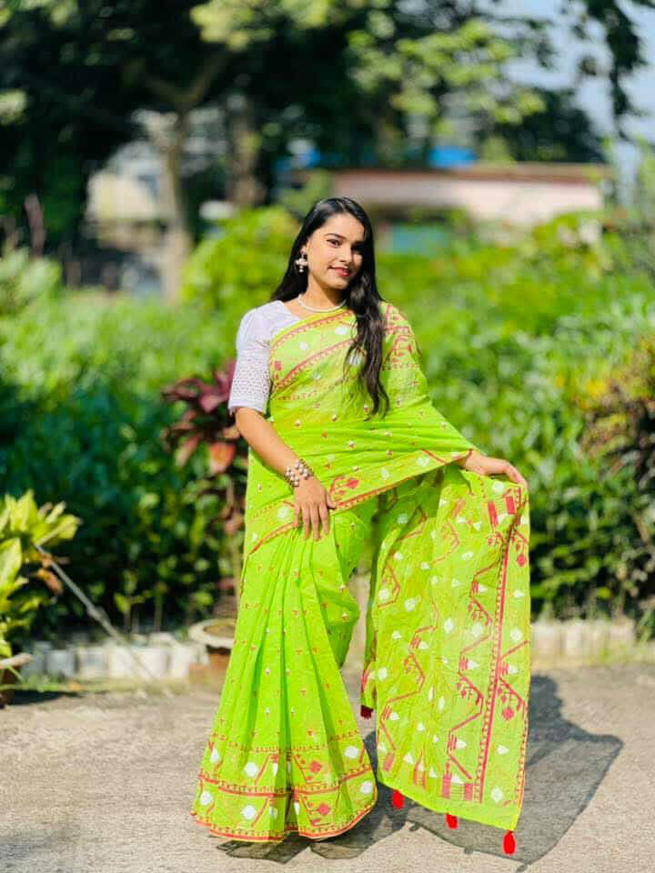 আকর্ষণীয় ডিজাইনের প্রিমিয়াম স্কিন প্রিন্ট ফুল ১২ হাত শাড়ি